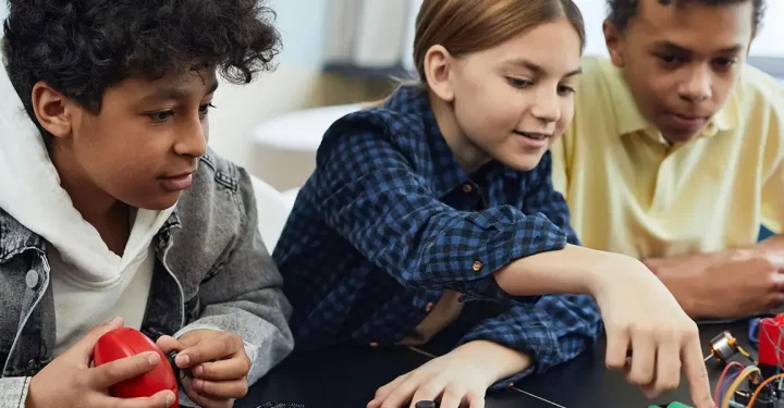 drei-jugendliche-schreibtisch