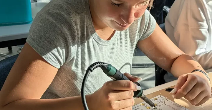 elektro-loeten-maedchen